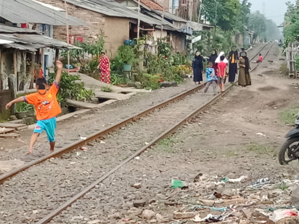 BERBAHAYA: Ternyata, ngabuburit di rel kereta api melanggar aturan dan bisa terancam denda hingga Rp15 juta.(Foto: Afsal Muhammad/cianjurupdate.com)