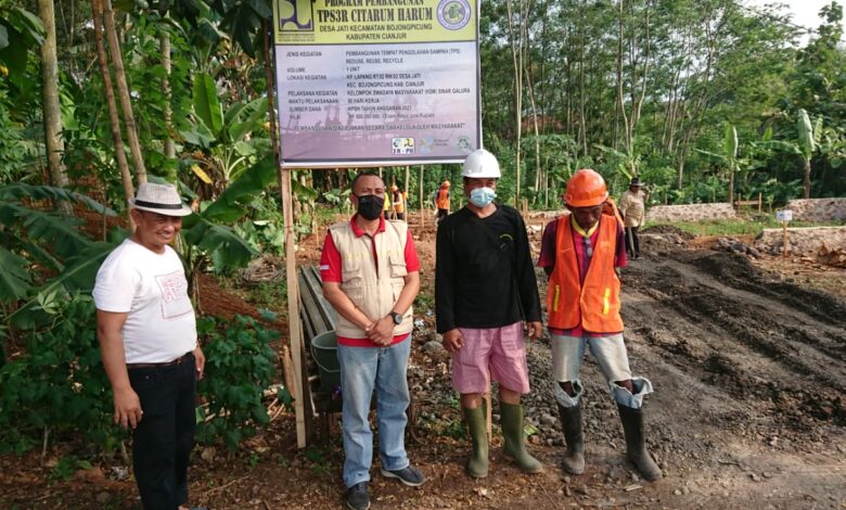 Camat Bojongpicung, Ejen Jenal Mutakin datang langsung untuk memonitoring pembangunan TPS3R di Desa Jatisari pada Sabtu (17/4/2021).