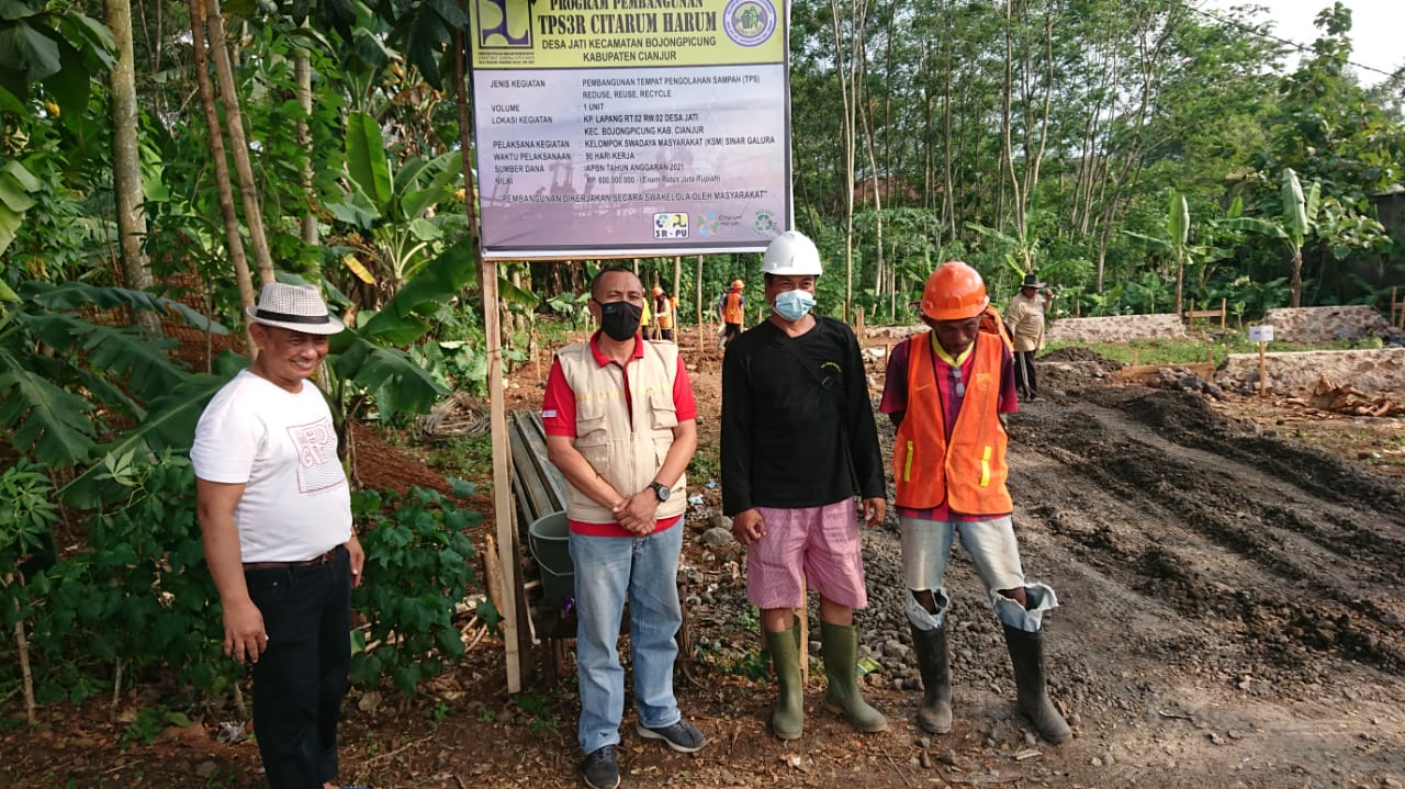 Camat Bojongpicung, Ejen Jenal Mutakin datang langsung untuk memonitoring pembangunan TPS3R di Desa Jatisari pada Sabtu (17/4/2021).