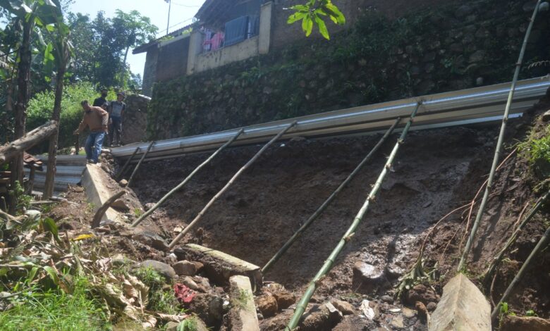 Satu rumah di Kampung Panumbangan RT 03/RW 01, Desa Cibulakan, Kecamatan Cugenang, Kabupaten Cianjur terancam roboh.