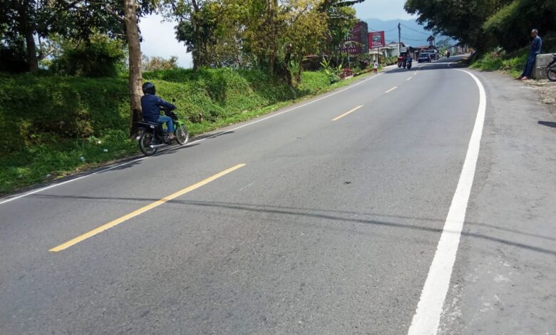 Pengendara terutama pengguna sepeda motor harus hati-hati saat melewati Jalan Puncak Ciloto. Tumpahan solar kerap berceceran di jalan hingga dapat menyebabkan kecelakaan.