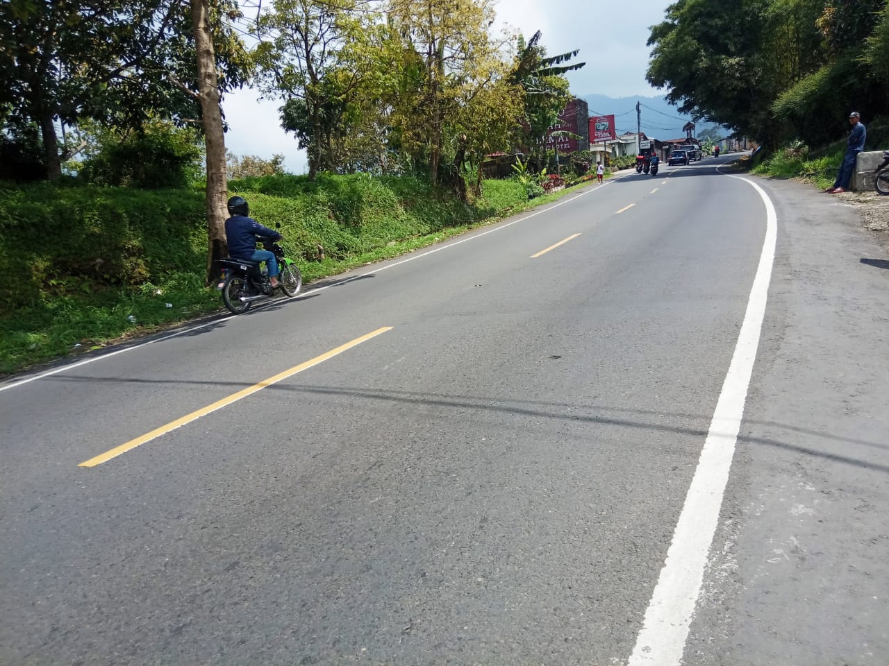 Pengendara terutama pengguna sepeda motor harus hati-hati saat melewati Jalan Puncak Ciloto. Tumpahan solar kerap berceceran di jalan hingga dapat menyebabkan kecelakaan.