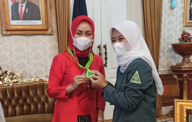 Pimpinan Cabang (PC) Ikatan Pelajar Putri Nahdlatul Ulama (IPPNU) Kabupaten Cianjur memberikan penganugerahan Ibunda Pelajar Putri IPPNU, Kamis (22/4/2021).