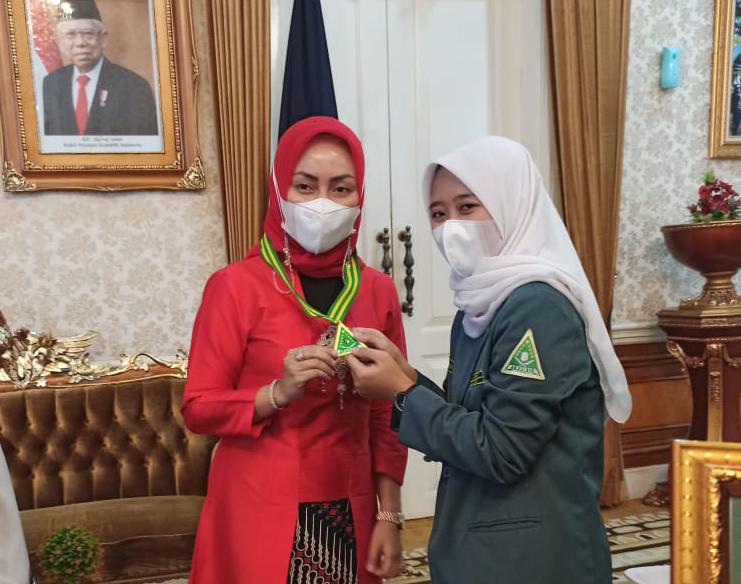 Pimpinan Cabang (PC) Ikatan Pelajar Putri Nahdlatul Ulama (IPPNU) Kabupaten Cianjur memberikan penganugerahan Ibunda Pelajar Putri IPPNU, Kamis (22/4/2021).