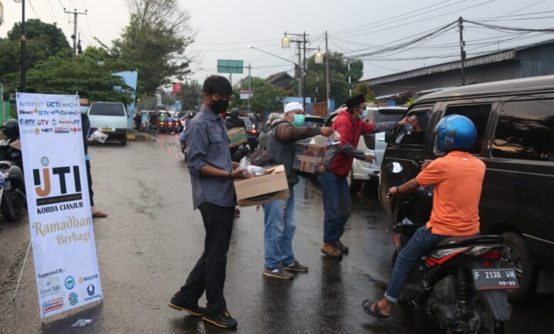 Banyak hal baik yang dapat dilakukan selama Ramadan. Salah satunya seperti yang dilakukan Ikatan Jurnalis Televisi (IJTI) Korda Cianjur ini.