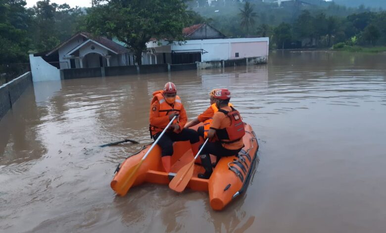 Sebanyak 10 rumah di dua desa di Kecamatan Mande Kabupaten Cianjur terendam banjir. Akibatnya, belasan keluarga dan puluhan jiwa terdampak