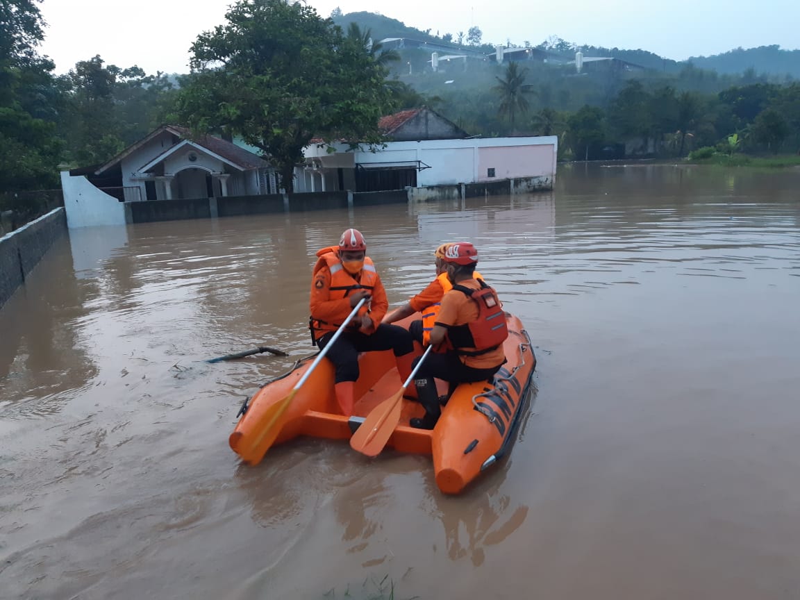 Sebanyak 10 rumah di dua desa di Kecamatan Mande Kabupaten Cianjur terendam banjir. Akibatnya, belasan keluarga dan puluhan jiwa terdampak