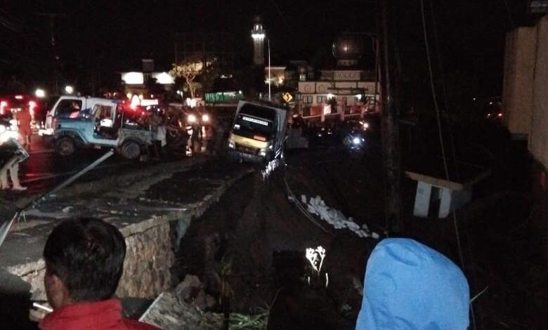 Bahu Jalan Raya Puncak Ciloto longsor, Rabu (28/4/2021) sekitar jam 19.00 Wib. Satu truk dikabarkan terjebak dan nyaris terperosok akibat persitiwa itu.