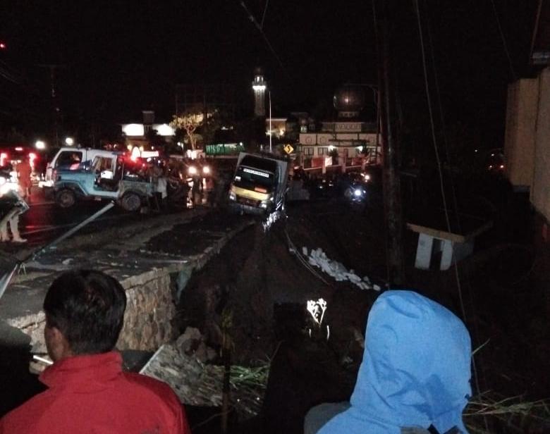 Bahu Jalan Raya Puncak Ciloto longsor, Rabu (28/4/2021) sekitar jam 19.00 Wib. Satu truk dikabarkan terjebak dan nyaris terperosok akibat persitiwa itu.