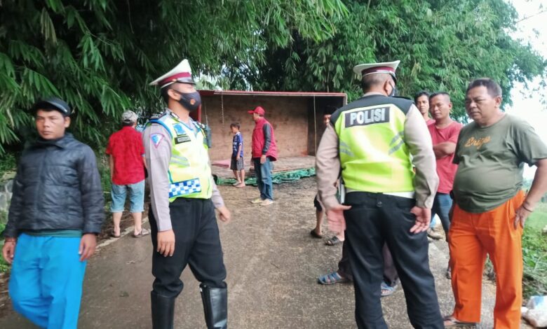 Satu truk terguling di Jalan Tegallega Kampung Padalengsar, Desa Bunikasih, Kecamatan warungkondang, Kabupaten Cianjur pada Rabu (29/4/2021) sore.