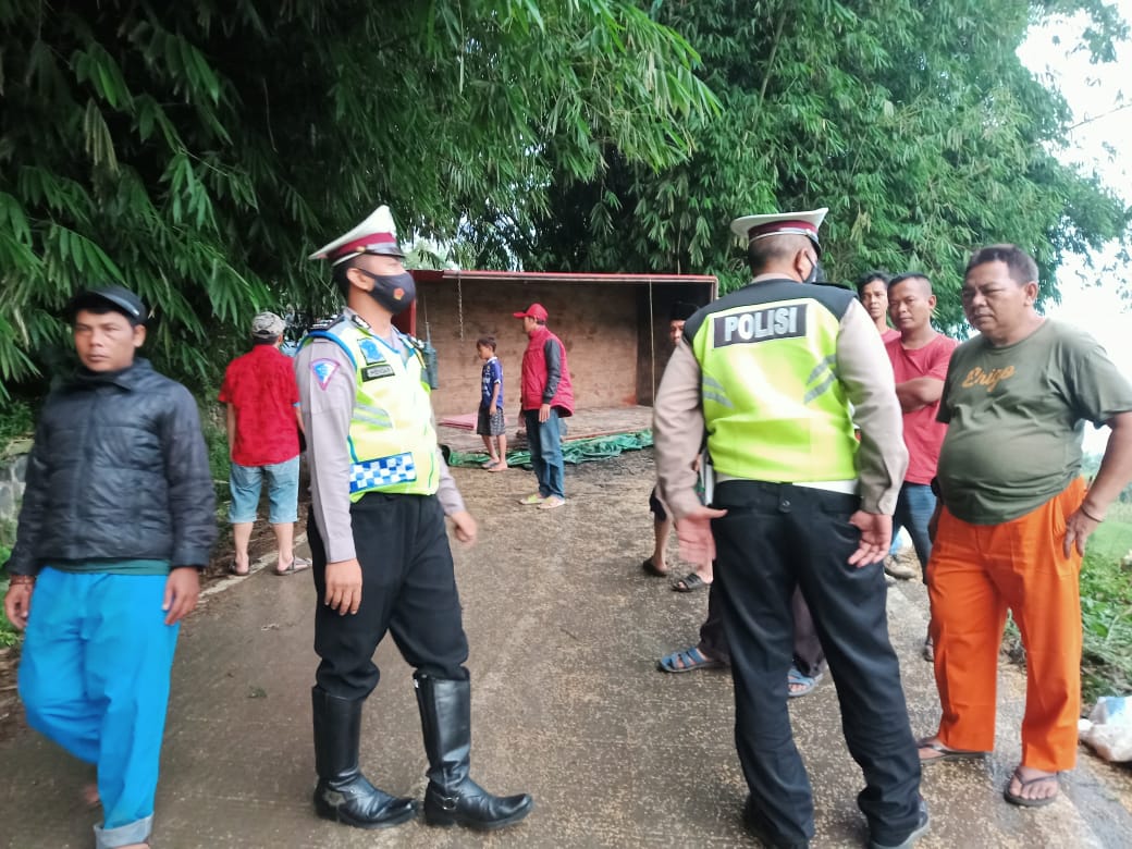 Satu truk terguling di Jalan Tegallega Kampung Padalengsar, Desa Bunikasih, Kecamatan warungkondang, Kabupaten Cianjur pada Rabu (29/4/2021) sore.