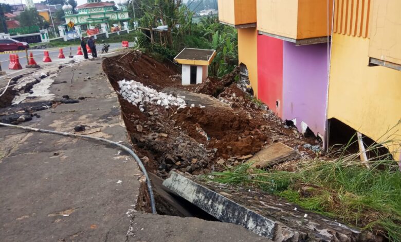 Bahu Jalan Raya Puncak Ciloto longsor pada Rabu (28/4/2021) sekitar jam 19.00 Wib. Satu truk sempat terjebak dan nyaris terperosok akibat peristiwa itu.