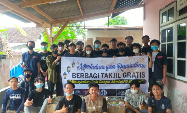 Tujuh Komunitas Gabungan di Cianjur Bagikan Ratusan Takjil Gratis Pada Masyarakat