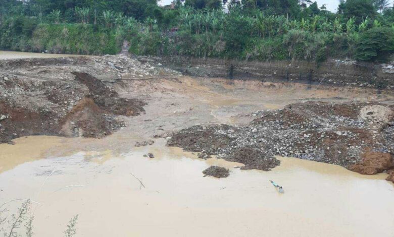 LONGSOR TAMBANG: Sebanyak empat orang penambang tewas tertimbun longsor di area galian tambang golongan C Gekbrong Cianjur.(Foto: ist)