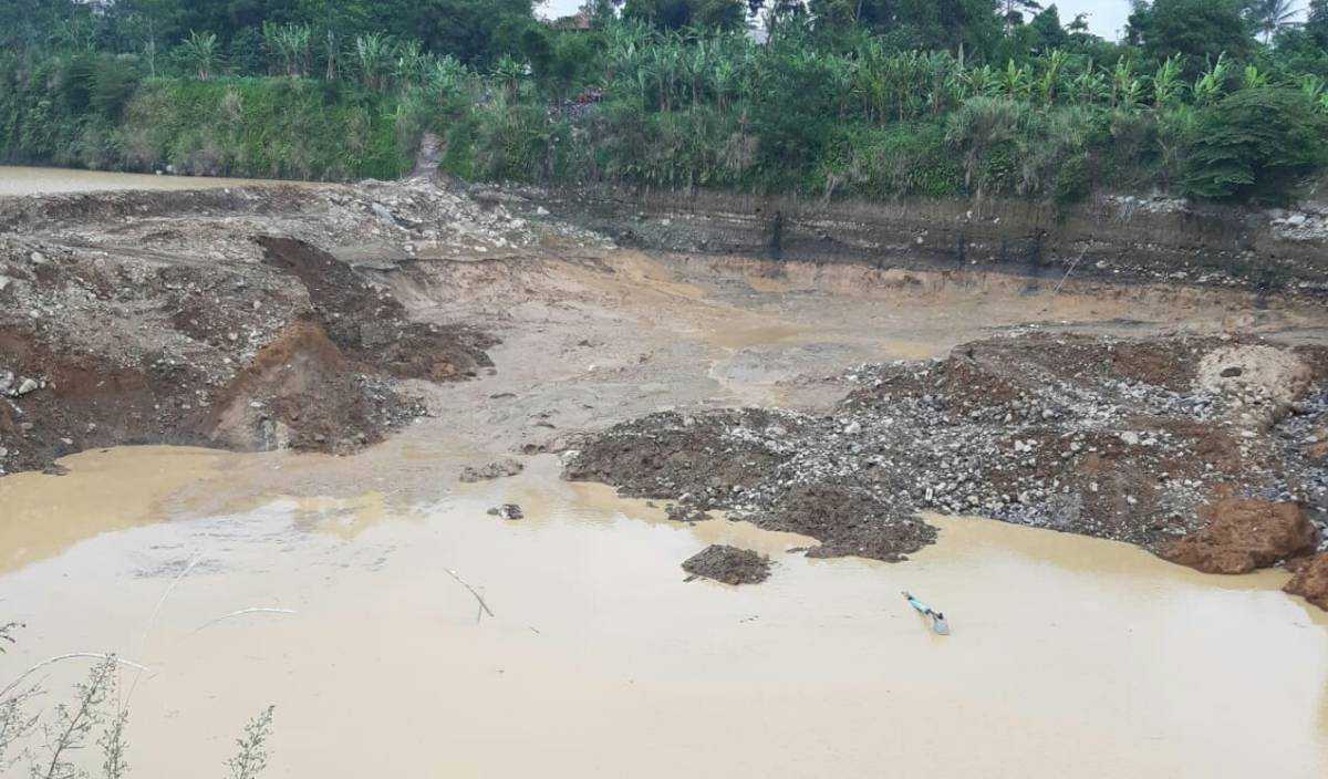 LONGSOR TAMBANG: Sebanyak empat orang penambang tewas tertimbun longsor di area galian tambang golongan C Gekbrong Cianjur.(Foto: ist)