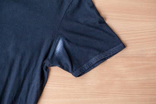 Begini Cara Menghilangkan Noda Putih pada Baju Hitam Bekas Deodoran yang Menempel