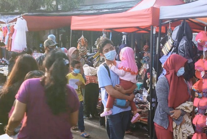 Pasar tumpah di Desa Haurwangi, Kecamatan Haurwangi, Kabupaten Cianjur ramai dikunjungi masyarakat menjelang Lebaran.