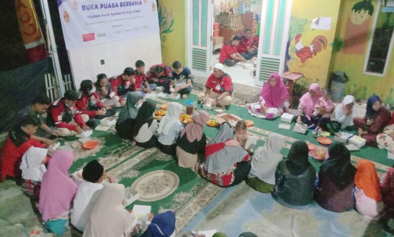 Organisasi pengawal ambulnas, Indonesia Escorting Ambulance (IEA) Cianjur Raya, menggelar kegiatan buka puasa bersama puluhan anak yatim