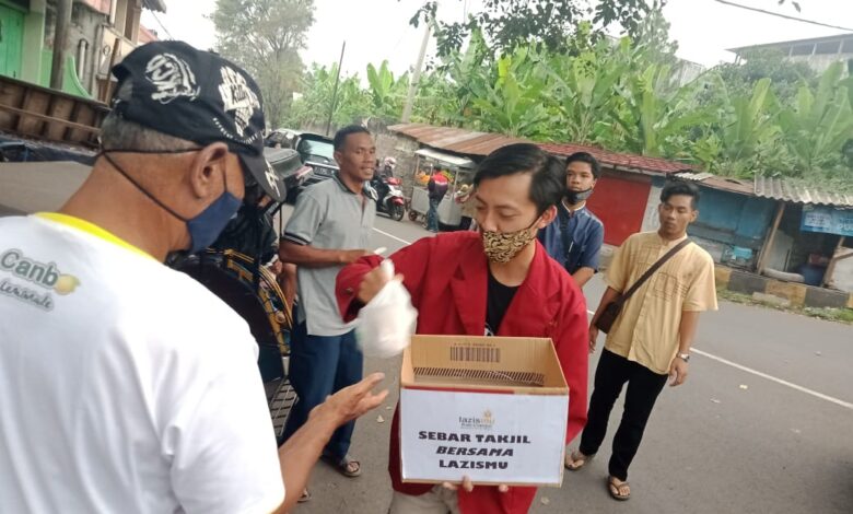 Peringati Hardiknas, PC IMM dan Lazis Muhammadiyah Cianjur Gelar Bagi-Bagi Takjil