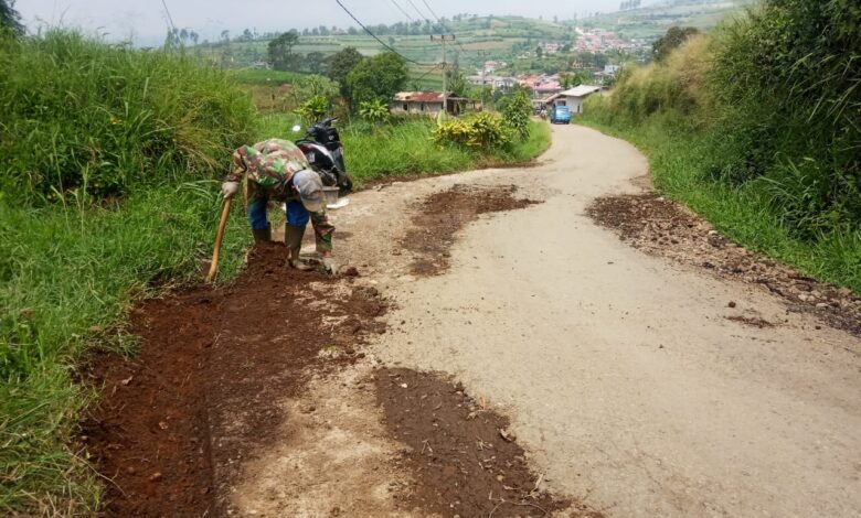 Jalan Puncak Dua Tak Kunjung Diperbaiki, Warga Desa Batulawang Inisiatif Tambal Jalan Berlubang