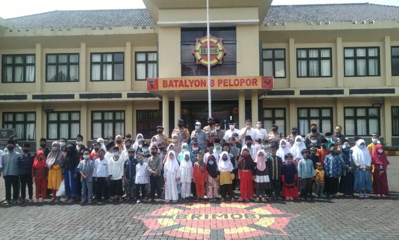 Brimob Kompi 4 Batalyon B Pelopor Polda Jabar Santuni 100 Anak Yatim