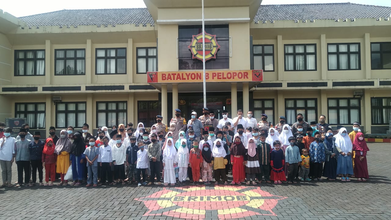 Brimob Kompi 4 Batalyon B Pelopor Polda Jabar Santuni 100 Anak Yatim