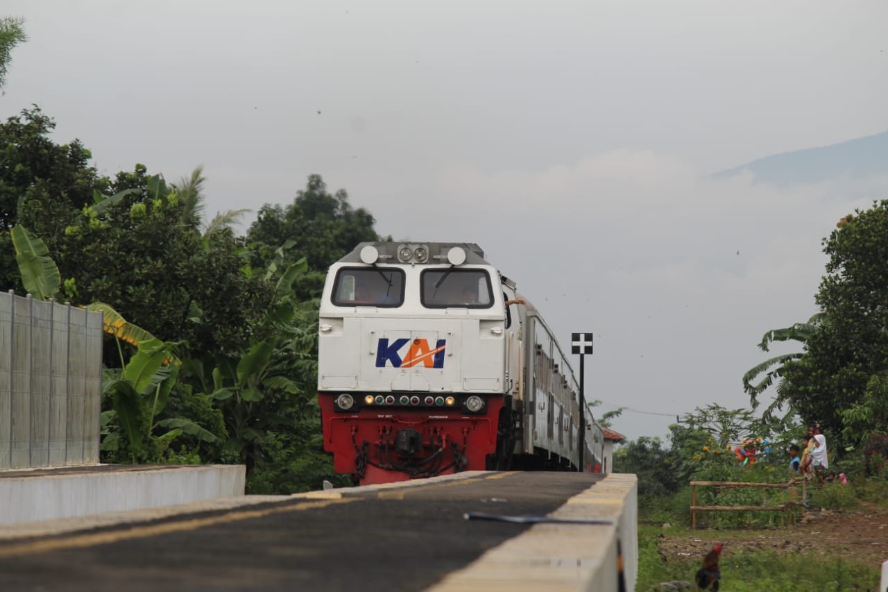 Kereta Api (KA) Siliwangi tujuan Sukabumi - Cianjur - Cipatat menjadi salah satu KA Lokal yang tetap beroperasi pada tanggal 6 - 17 Mei 2021.