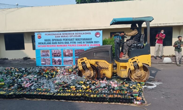 Polres Cianjur Musnahkan Ribuan Narkoba dan Botol Miras