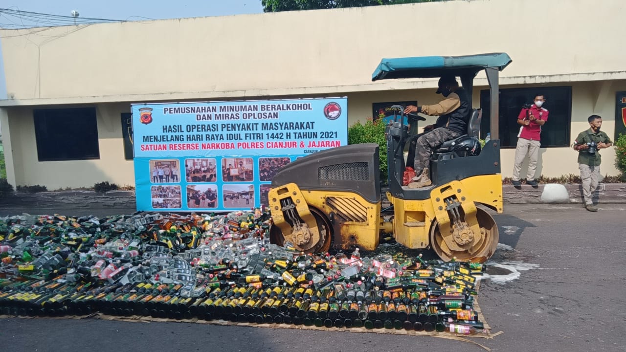 Polres Cianjur Musnahkan Ribuan Narkoba dan Botol Miras