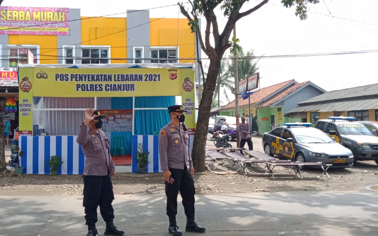 Penyekatan di Cikalongkulon, Seorang Anggota Polisi Diserempet Mobil