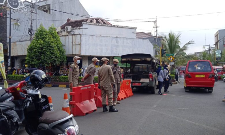 Jalan Mangunsarkoro Cianjur ditutup petugas gabungan dari TNI, Polri, Satpol PP, dan Dishub pada Kamis (6/5/2021).