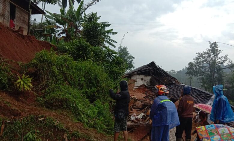 Aksi Kepala Desa (Kades) Sukabungah, Kecamatan Campakamulya, Kabupaten Cianjur, Asep Juanda terobos hujan besar temui korban longsor patut diacungi jempol.