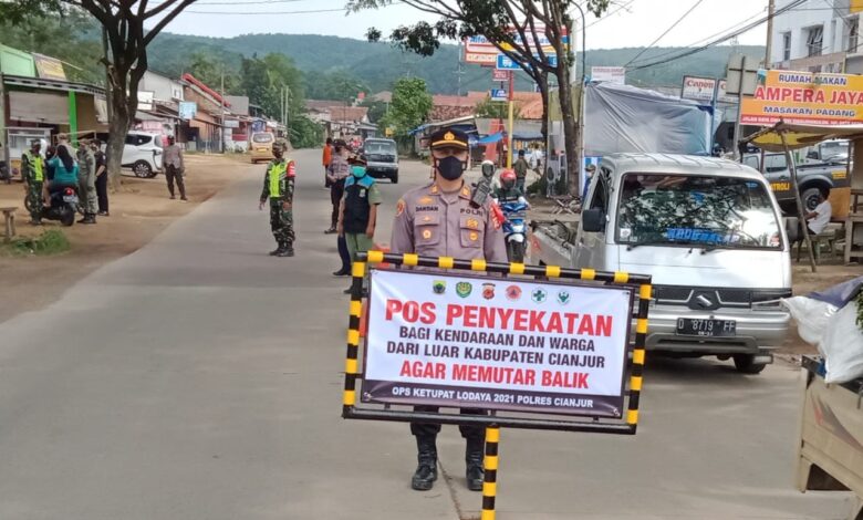 Polsek Cikalongkulon bersama dengan unsur lainnya melakukan Operasi Ketupat Lodaya untuk penyekatan pemudik di Jalur Cianjur - Jonggol, Kamis, (6/5/2021).