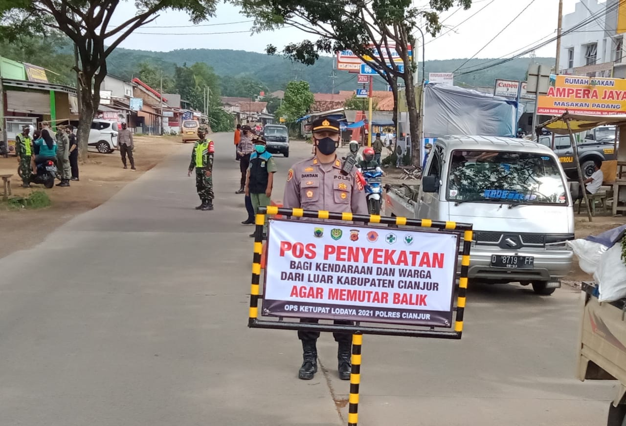 Polsek Cikalongkulon bersama dengan unsur lainnya melakukan Operasi Ketupat Lodaya untuk penyekatan pemudik di Jalur Cianjur - Jonggol, Kamis, (6/5/2021).