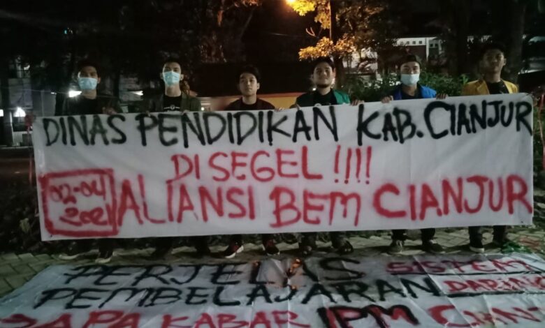 Aliansi BEM Cianjur Segel Kantor Disdikbud, Protes Pembelajaran Daring Tidak Efektif