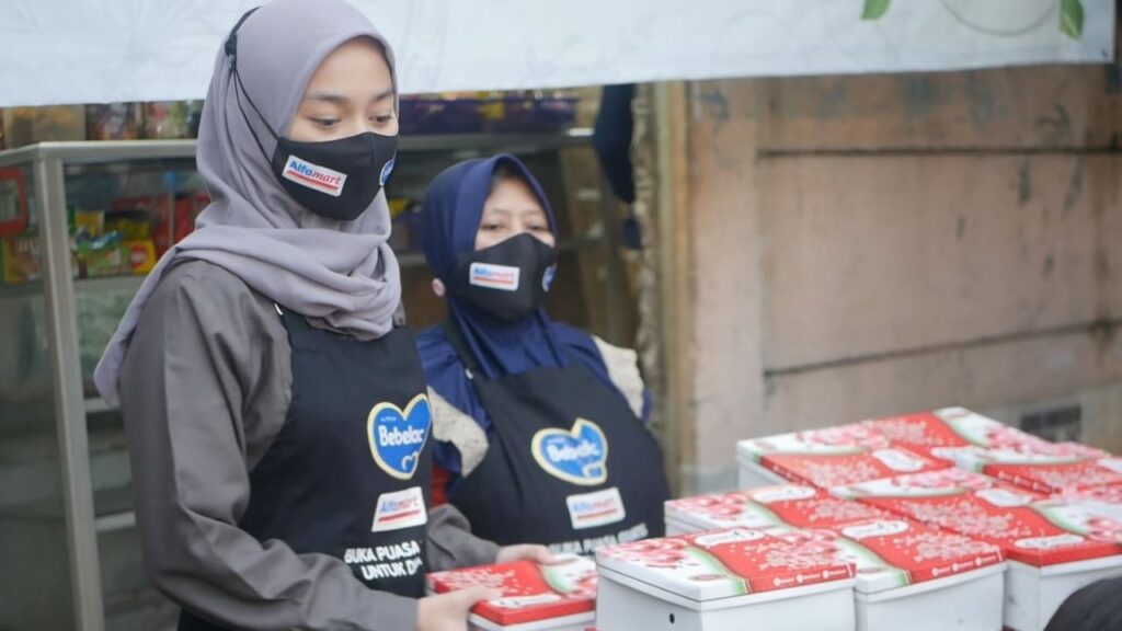 Berkah Ramadan, 32 Cabang Alfamart di Indonesia Serentak Bagikan Paket Berbuka Puasa Gratis