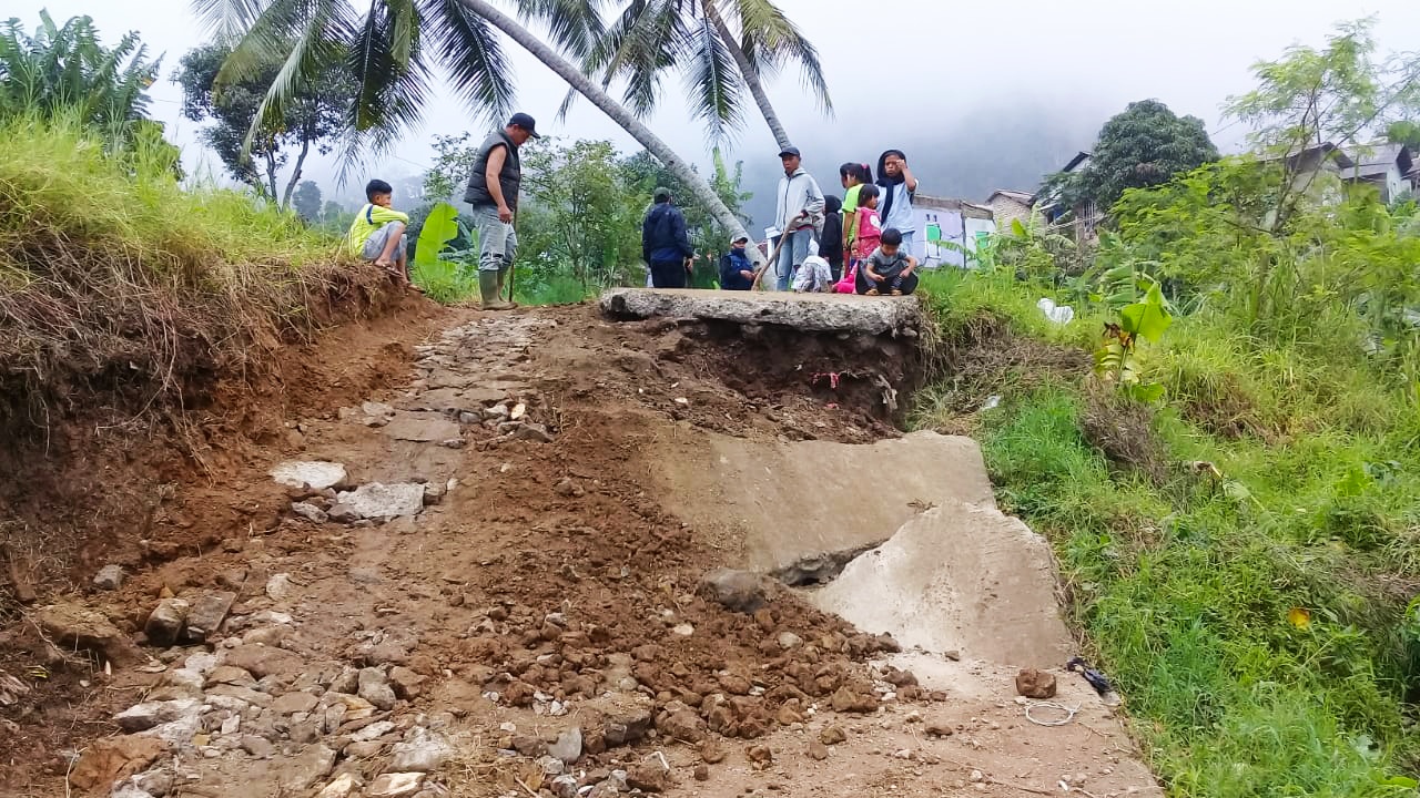 Menagih Janji Plt Bupati, Warga Desa Batulawang Minta Segera Direlokasi