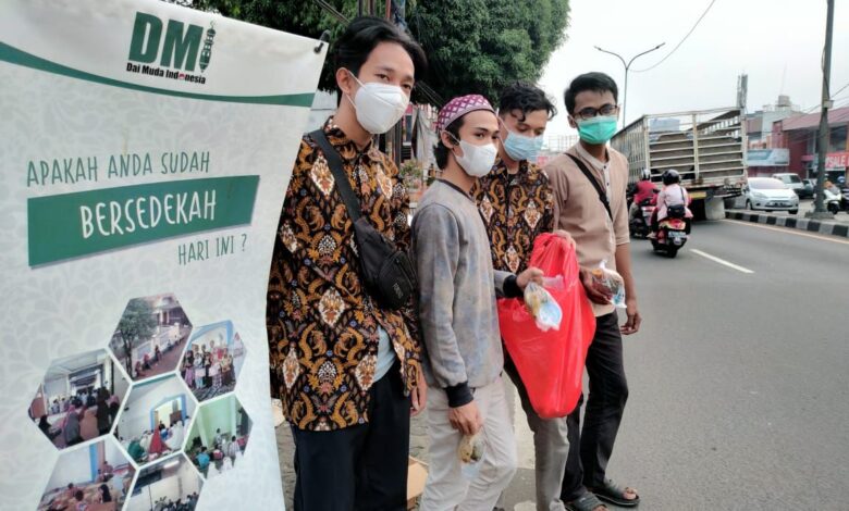 Pesantren Mahasiswa Bagi-bagi Bingkisan Buka Puasa