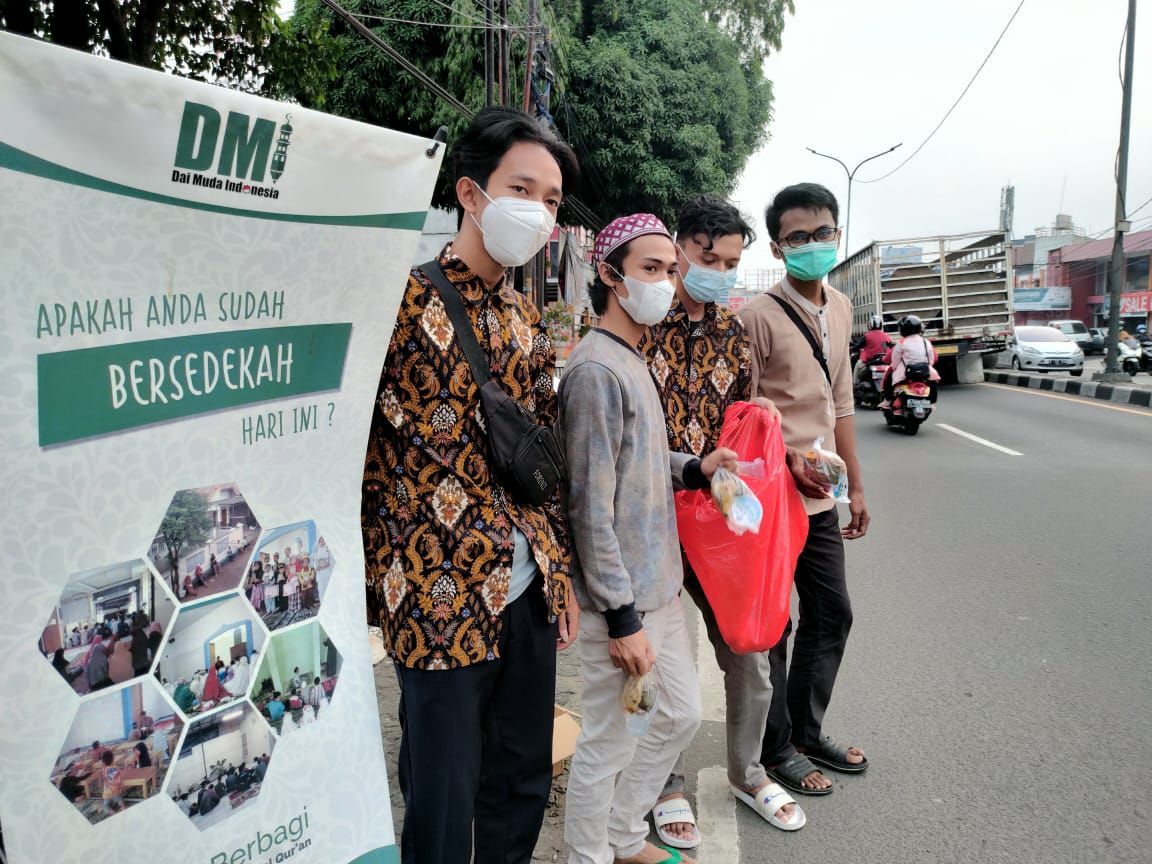 Pesantren Mahasiswa Bagi-bagi Bingkisan Buka Puasa