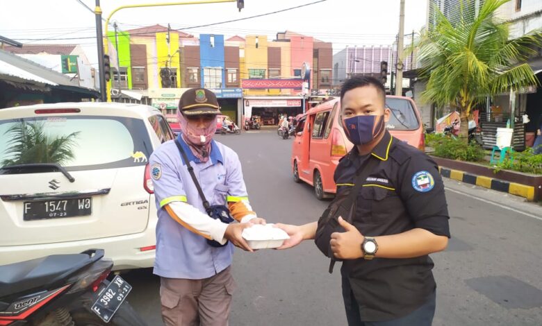 Railfans Cianjur Bagikan Puluhan Paket Takjil pada Masyarakat