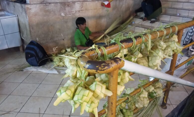 Kisah Pedagang Kulit Ketupat Lebaran, Tetap Mengais Rezeki Meski Persaingan Makin Tinggi