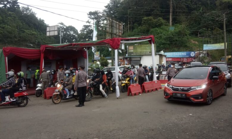 Pospam Penyekatan Segar Alam Puncak Dipadati Wisatawan Lokal, 130 Kendaraan Diputar Balik