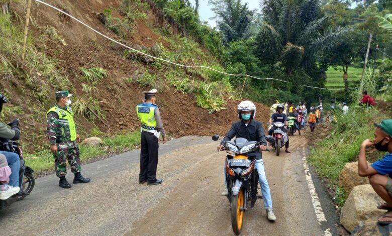 Bencana Longsor Terjang Cianjur Pagi Ini, Arus Lalin di Cibeber Terhambat