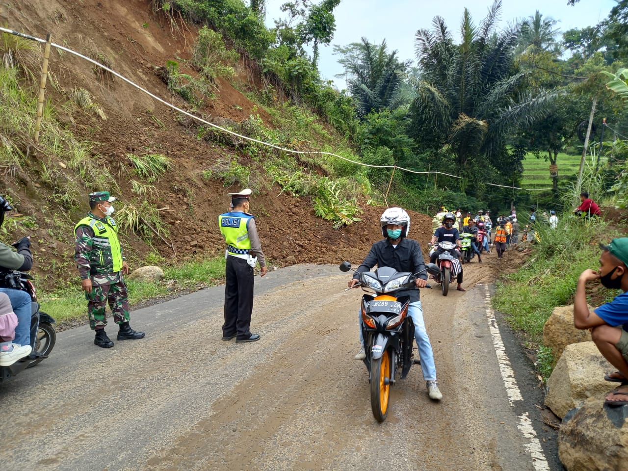 Bencana Longsor Terjang Cianjur Pagi Ini, Arus Lalin di Cibeber Terhambat