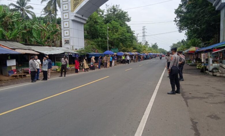 Sambut Herman Suherman-TB Mulyana, Masyarakat Cianjur Berjejer di Sepanjang Jalan Raya Haurwangi