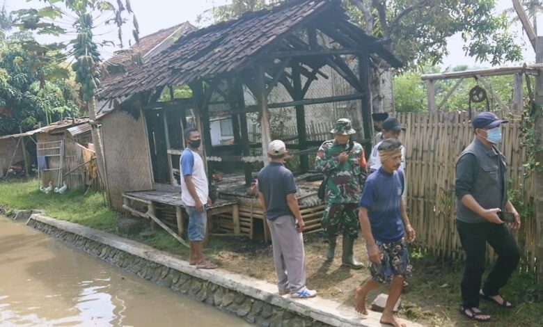 Rumah berukuran 4x2 meter milik Nenek Enah (75) warga Kampung Hegarmanah 2 RT 02/09, Desa Nanggalamekar, Kecamatan Ciranjang, Kabupaten Cianjur, kebakaran pada Kamis (20/5/2021) sekitar pukul 02.00 Wib.