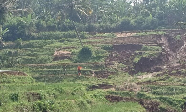 Longsor di Desa Kanoman, Beberapa Keluarga Diungsikan, Rumah dan Musala Terancam