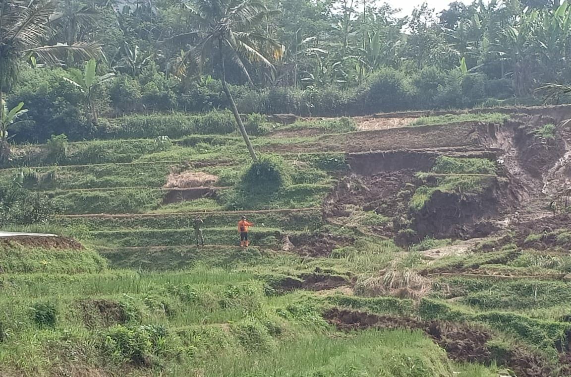 Longsor di Desa Kanoman, Beberapa Keluarga Diungsikan, Rumah dan Musala Terancam