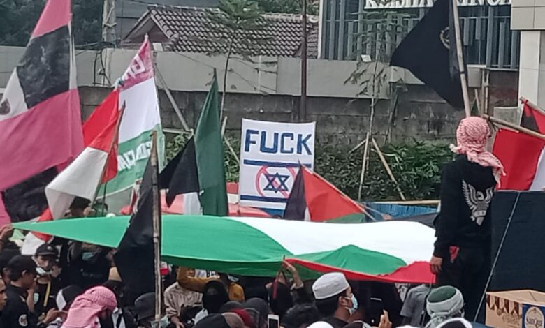 Aksi Bela Palestina, Ribuan Masyarakat Cianjur Long March dari Masjid Agung hingga Jalan Ir H Juanda