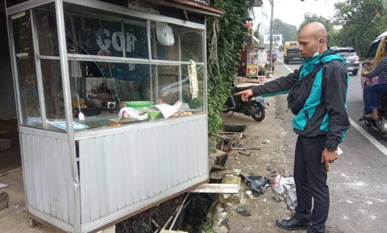 Sopir Mengantuk, Minibus Tabrak Tiga Motor dan Satu Warung Milik Warga di Cipanas